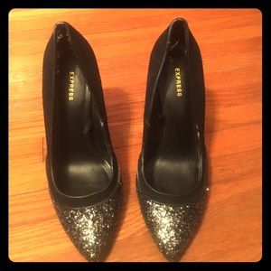 Express black pumps with glitter toe